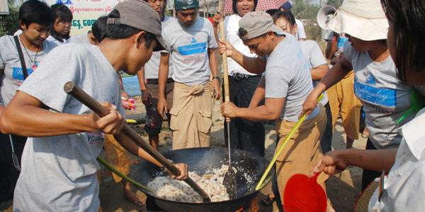 ႏွာရည္ယိုရႊဲ  လတပို႔တြဲ ထမင္းႏွဲပြဲ