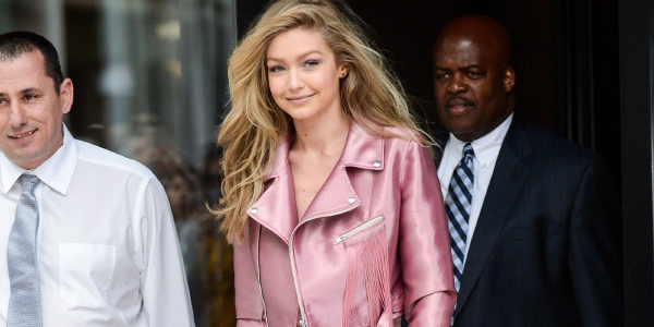 ပန္းေရာင္ဖက္ရွင္နဲ႔လန္းေနတဲ့ Gigi Hadid