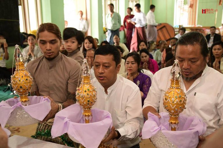 အဆိုေတာ္ေဇာ္ဝင္းထြဋ္မိသားစု၊ အဆိုေတာ္ Rဇာနည္မိသားစု၊ ကိုေအာင္သူ (မႏၲေလး) မိသားစုမ်ားမွ စိန္ဖူးေတာ္ ထီးေတာ္မ်ားတင္လွဴဒါန္း