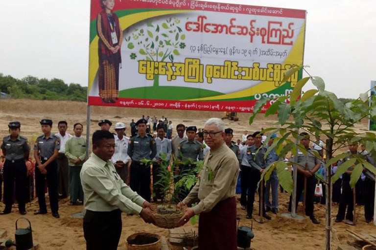 ႏုိင္ငံေတာ္၏ အတိုင္ပင္ခံပုဂိၢဳလ္ ေဒၚေအာင္ဆန္းစုၾကည္ ေမြးေန႔အႀကိဳ ပခုကၠဴ ေရႊေခ်ာင္း ေခ်ာင္းကမ္းပါးေဘး သစ္ပင္စိုက္ပြဲေတာ္ က်င္းပ