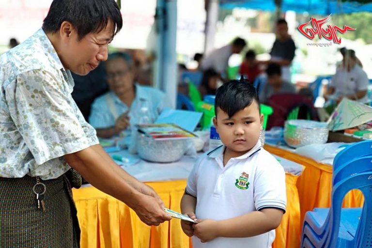 ေတာင္ငူေရေဘး အတြက္ တစ္တပ္ တစ္အား ပါဝင္လွဴဒါန္း ေနတဲ့တင္ေမာင္ဆန္း မင္းဝင္းမိသားစု