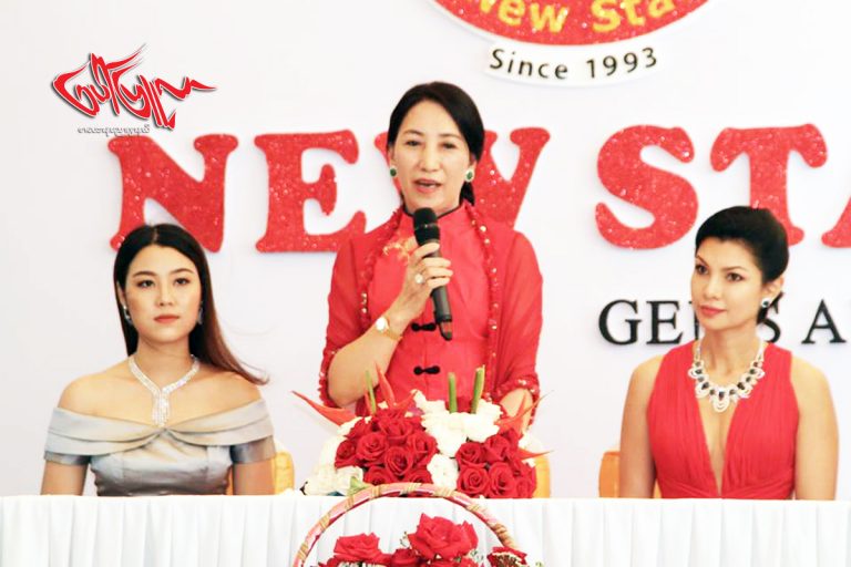 လက္ဝတ္ရတနာမ်ားကုိ အထူးေစ်းႏႈန္းျဖင့္ ေရာင္းခ်ခဲ့သည့္ New Star  Gems & Jewellery ဆုိင္ ၂၅ ႏွစ္ျပည့္ အထိမ္းအမွတ္ပြဲ