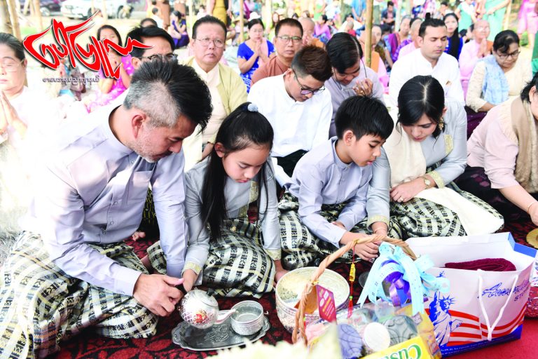 ထူးျခားတဲ့ကိစၥေတြ ရွိခဲ့ဖူးလုိ႔ ‘ေျပာမယုံ ႀကဳံဖူးမွသိတဲ့။ ႀကဳံမွသိတာ။ ေျပာလုိ႔ ယုံႏုိင္စရာ မရွိဘူးေလ’ လုိ႔ ေျပာျပသြားခဲ့တဲ့ အကယ္ဒမီ လူမင္းတုိ႔ မိသားစုရဲ႕ ကုိးနဝင္းေစတီေတာ္ ထီးေတာ္တင္ မဂၤလာ