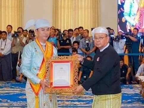 အနှိမ်ခံဘဝကနေ နိုင်ငံတော်ကချီးမြှင့်တဲ့ ဘွဲ့တံဆိပ်တွေရရှိအောင် ကြိုးစားရုန်းကန်ခဲ့ရတဲ့ သူ့ဘဝအကြောင်းကို ဖွင့်ဟလိုက်တဲ့ ဒီဇိုင်နာမျိုးမင်းစိုး