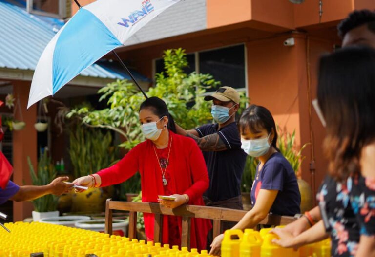 အနှေးယာဉ် ဆိုက်ကား ဆရာတွေ အတွက် ဆန်၊ ဆီ၊ ငွေကြေးတွေ လှူဒါန်းပေးခဲ့တဲ့ ဒေါ်သီသီဝင်း တို့မိသားစု