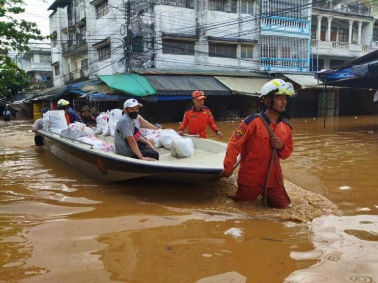 တာချီလိတ်တွင် ချောင်းရေလျှံပြီးနေအိမ်အချို့ရေနစ်မြုပ်