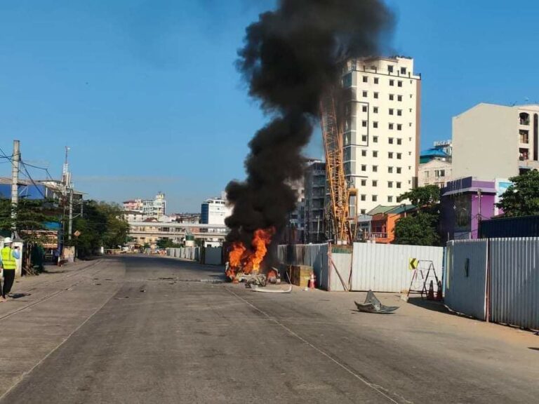 လမ်းမတော်က ထွေအုပ်ရုံးနားက ရပ်ထားတဲ့ကားပေါ်မှာဗုံးပေါက်