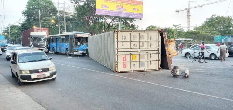 မဟာဗန္ဓုလလမ်းမပေါ်ကွန်တိန်နာယာဉ်တိမ်းမှောက်မှုဖြစ်ပွါး