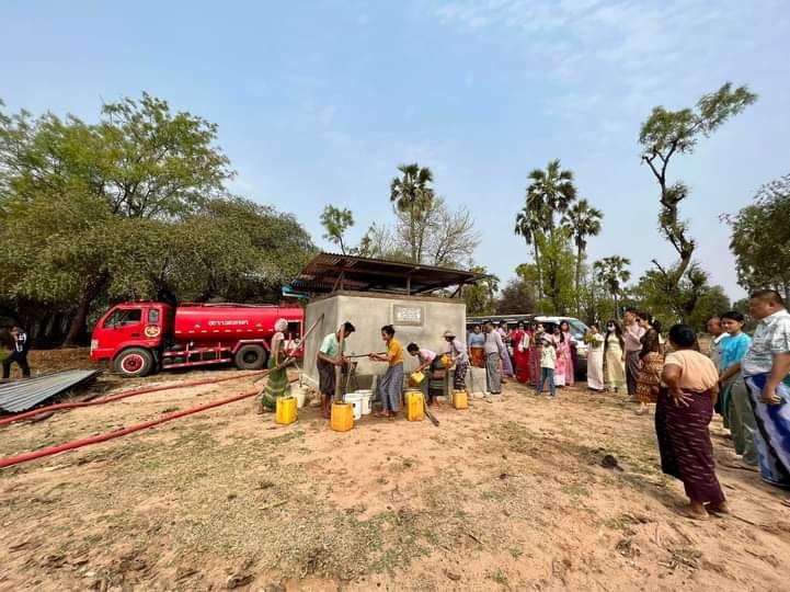 ညောင်ဦးမြို့နယ်အတွင်းသောက်သုံးရေရှာပါးခက်ခဲတဲ့ကျေးရွာများကို ကိုယ်တိုင်သွားရောက်ကာ ရေလှူဒါန်းပေးခဲ့တဲ့ ဒီဇိုင်နာမျိုးမင်းစိုး