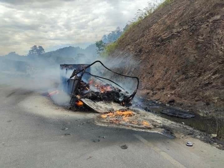 ကရင်ပြည်နယ်ရှိ မြဝတီ-ကော့ကရိတ်သွား အာရှလမ်းမကြီးတွင် တိုက်ပွဲဖြစ်ပွားပြီး ကားများမီးရှို့ခံရ