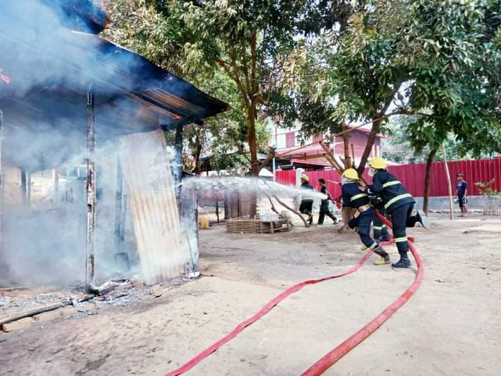 မြစ်ကြီးနားမြို့တွင် ထမင်းပေါင်းအိုး ဝါယာကြိုးအပူလွန်၍ မီးလောင်မှုဖြစ်နေအိမ် ၃ လုံးဆုံးရှုံး