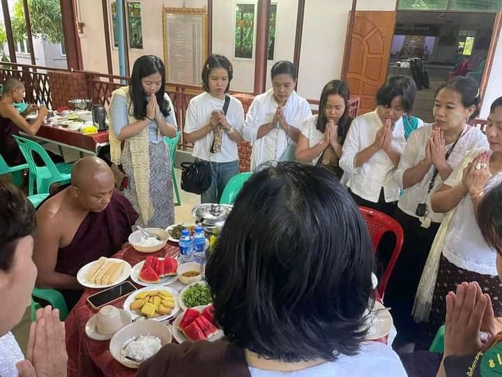 ကိုသားကြီး(ခ)ဒွေး ရဲ့၅၆နှစ်မြောက်မွေးနေ့အလှူအဖြစ်အာရုဏ်ဆွမ်း ဆက်ကပ်လှူဒါန်းပေးခဲ့တဲ့ ဦးဇင်းဦးဇောတိက ( ခ ) ဇွဲနိုင်ဝင်း