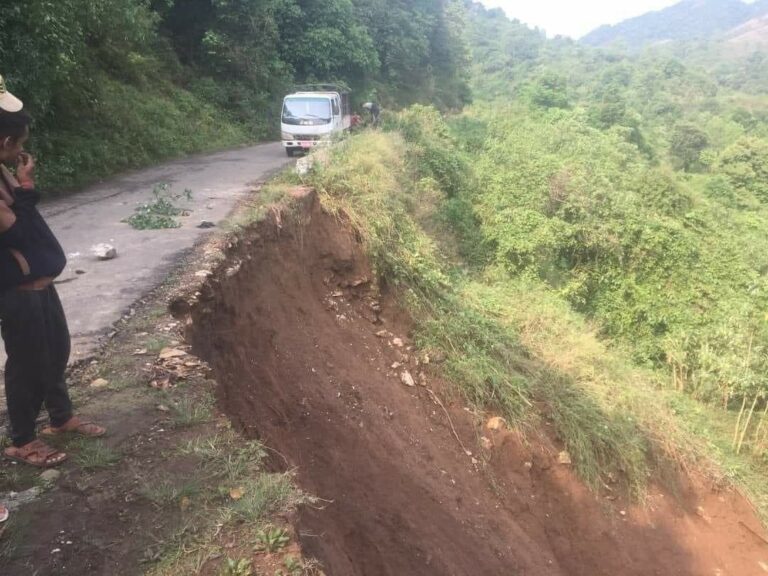 မိုးကုတ်-မိုးမိတ်သွားကားလမ်းတွင် တောင်ပြိုမှုဖြစ်ပွားနေ