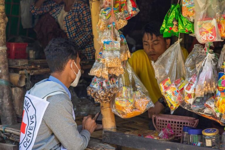 ICRC က မြေမြှုပ်မိုင်းကြောင့် ကိုယ်လက်အင်္ဂါဆုံးရှုံးခဲ့သူများအတွက် အသေးစားစီးပွားရေး လုပ်ငန်းများလုပ်ဆောင်ရန် ကူညီမည်။