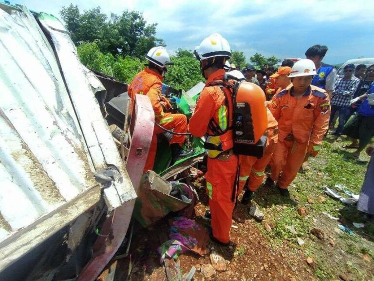 ပြင်ဦးလွင်မြို့နယ်၌ သံပြားများတင်လာသည့်ကားတိမ်းမှောက်ကာ ကားမောင်းသူသေဆုံး