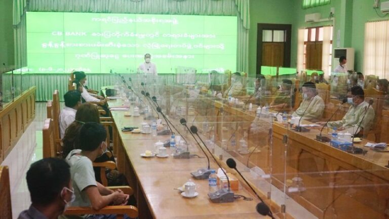 CB BANK ဓါးပြမှုကျူးလွန်ခဲ့သူများကို နာရီပိုင်းအတွင်း ဖမ်းဆီးပေးခဲ့သော လုံခြုံရေးတပ်ဖွဲ့ဝင်တို့ကို ကျပ်သိန်း ၁၀၀ ကျော်ဂုဏ်ပြုချီးမြှင့်