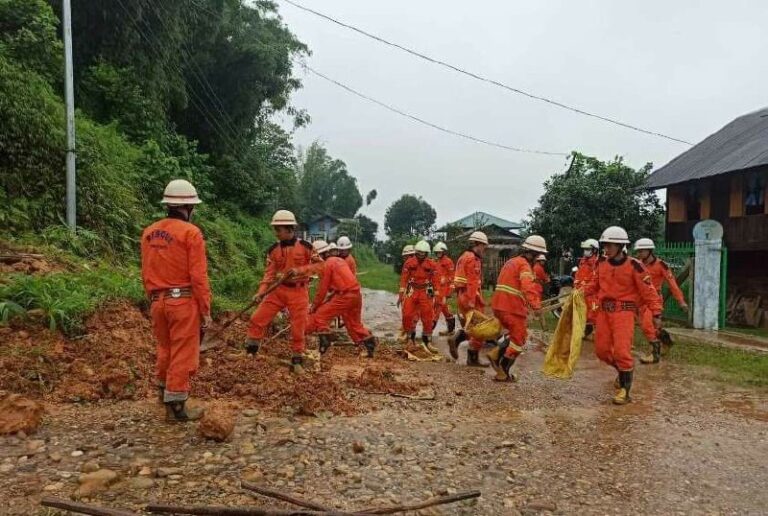 ပူတာအိုမြို့တွင် မိုးအဆက်မပြတ်ရွာသွန်းမှုကြောင့် ရပ်ကွက်အတွင်း၌ မြေသားပြိုကျမှုများဖြစ်ပေါ်