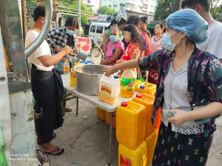 စားအုန်းဆီ တစ်ပိသာ ၃၆၆၅ ကျပ်ဖြင့် ရောင်းရန် ညွှန်ကြားထားသော်လည်း ဈေးကွက်အတွင်း ၉၀၀၀ ဝန်း ကျင်ထိ ပေးဝယ်နေရ