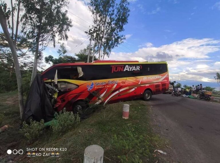 မကွေးမြို့တွင် ခရီးသည်တင်ကားနှင့်စစ်ကားတို့တိုက်မိ၍ ၁ ဦးသေဆုံးကာ ၁ ဦးဒဏ်ရာရ