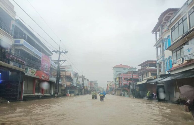 တာချီလိတ်မြို့နှင့်မန်တုံမြို့တို့တွင် မိုးသည်းထန်စွာရွာသွန်းမှုကြောင့် နေအိမ်များအတွင်းရေဝင်ရောက်