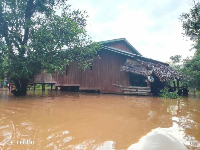 မိုးသည်းထန်စွာရွာသွန်းမှုကြောင့် ကော့ကရိတ်မြို့ရှိ အနိမ့်ပိုင်းရပ်ကွက်များ၌ ရေဝင်ရောက်နေ