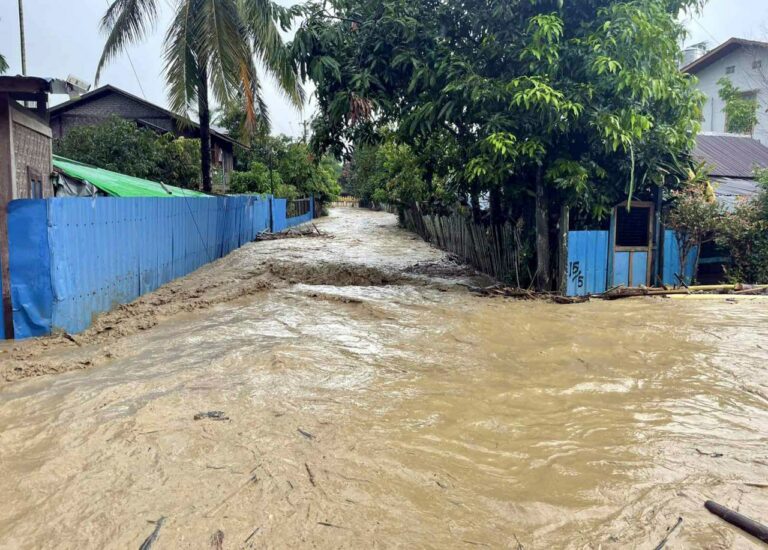 အင်းတော်ကြီးဒေသတွင် မိုးသည်းထန်စွာရွာသွန်းမှုကြောင့် လူနေရပ်ကွက်များတွင် ရေဝင်ရောက်လျက်ရှိ