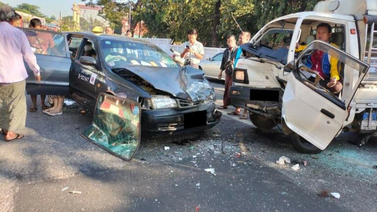 ပန်းဆိုးတန်းတံတားအဆင်းတွင် Taxi နှင့် Hijet ကားတိုက် ၂ ဦးဒဏ်ရာရ