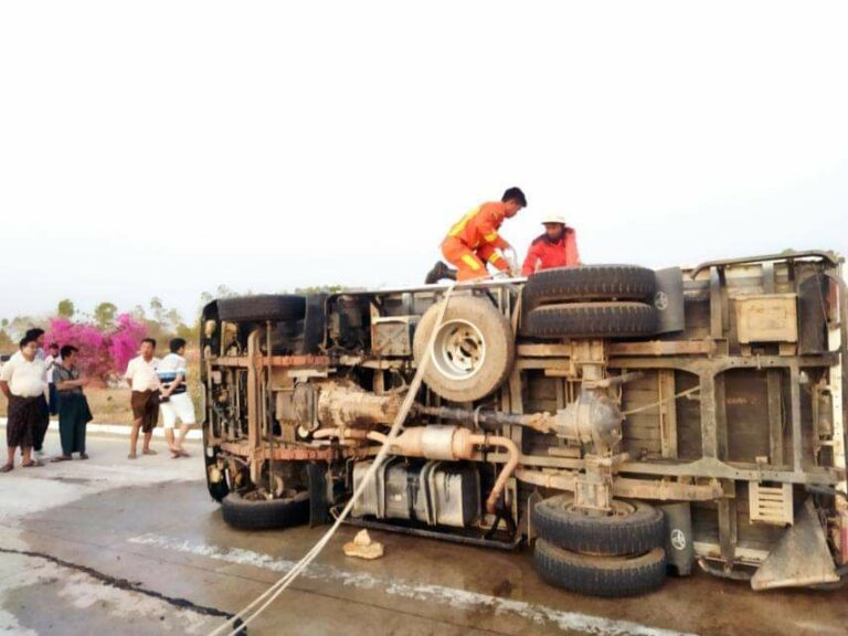 ရန်ကုန်-မန္တလေးအမြန်လမ်းတွင် DYNA ယာဉ်(၁)စီး အရှိန်မထိန်းနိုင်ဘဲ တိမ်းမှောက်မှုကြောင့် ၃ ဦးသေ၊ ၁၀ ဦးဒဏ်ရာရ