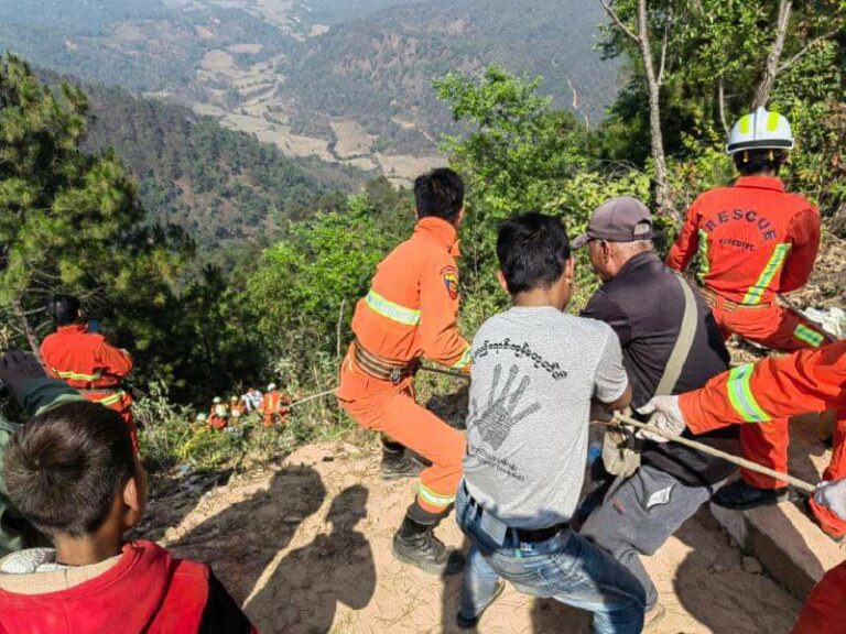 ကျိုင်းတုံ-မိုင်းခွန်- မိုင်းဆတ်ကားလမ်းတွင် ကားတစ်စီး အရှိန်မထိန်းနိုင်ဘဲ ပေ (၁၀၀၀) ခန့် အနက်ရှိ ချောက်ထဲသို့ ထိုးကျတိမ်းမှောက် ၅ ဦးသေ ၇ ဦးဒဏ်ရာ