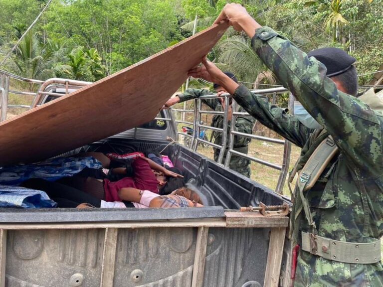 ရနောင်းခရိုင်တွင် ပစ်ကပ်ကားနောက်ခန်းအတွင်းပုန်း၍လိုက်လာသည့် မြန်မာနိုင်ငံသား ၈ ဦးဖမ်းဆီးခံရ