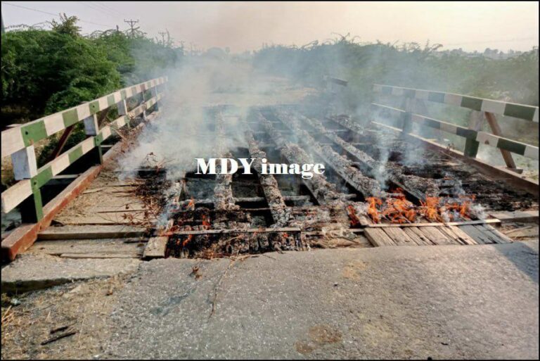 ငါန်းဇွန်မြို့နယ်ရှိ မီးရှို့ခံရသည့်တံတားပြင်​နေချိန်တွင်ဖျက်ဆီးခံတံတား​ဘေး ယာယီလမ်းဖြင့်သွား၍ရ​အောင်လုပ်​နေ