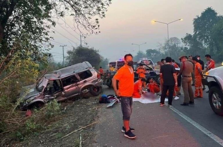 ထိုင်းနိုင်ငံတွင် တရားမဝင်မြန်မာနိုင်ငံသားများလိုက်ပါလာသည့် SUV ကားတာယာကွဲကာတိမ်းမှောက်၊ ၂ ဦးသေဆုံး