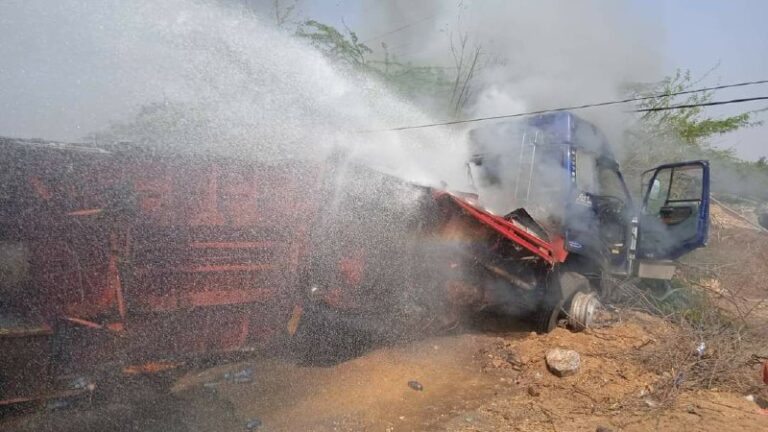 ဝမ်းတွင်းမြို့နယ်တွင် ၁၈ ဘီးကား ဘီးပေါက်တိမ်းမှောက်ပြီး ဆီတိုင်ကီပွင့်၍မီးလောင်ခဲ့