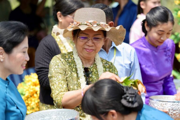 ပြင်ဦးလွင်တပ်နယ်ရှိ မိသားစုရေသဘင်မဏ္ဍပ်များသို့နစက ဥက္ကဋ္ဌ၏ဇနီးသွား​ရောက်ဆင်နွဲ