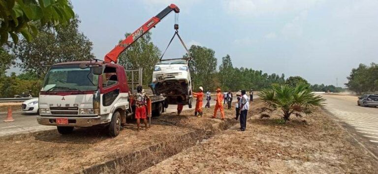 ရန်ကုန်-မန္တလေးအမြန်လမ်းတွင် Hijet ကားမောင်းသူအိပ်ငိုက်ပြီး လမ်းလယ်ကျွန်းပေါ်သို့တိမ်းမှောက်သွား ၁ ဦးဒဏ်ရာရ