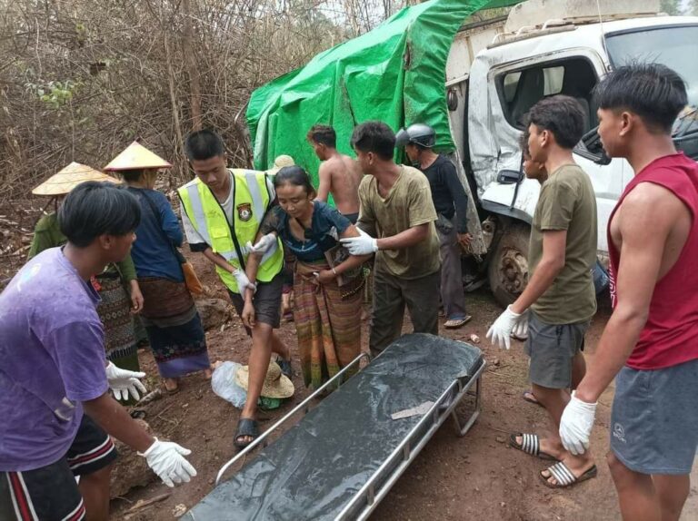 မိုးသည်းထန်စွာရွာသွန်းနေချိန်၌ ကုန်တင်ကားစလစ်ဖြစ်ပြီး လမ်းဘေးထိုးကျ၍ ၁၀ ဦးဒဏ်ရာရ