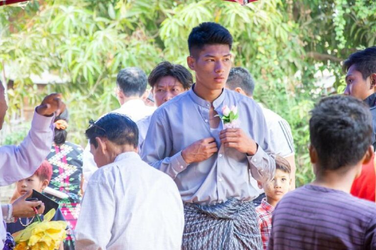 မင်္ဂလာပွဲ ကျင်းပနေစဉ် မီးသတင်းကြောင့် မီးလောင်ပြင်သို့ ထွက်ခွာသွားသည့် သတို့သားမီးသတ်သမား ချီးကျူးခံနေရ