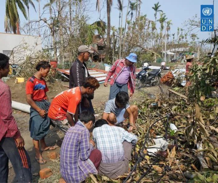 စစ်တွေမြို့ ပြန်လည်ထူထောင်ရေးအတွက် ကနဦးခြေ လှမ်းအဖြစ် ကုလသမဂ္ဂဖွံ့ဖြိုးမှုအစီအစဉ်မှ ဒေသခံများအား ငှားရမ်းကာ အပျက်အစီးနှင့် အမှိုက်များ ရှင်းလင်းခိုင်း