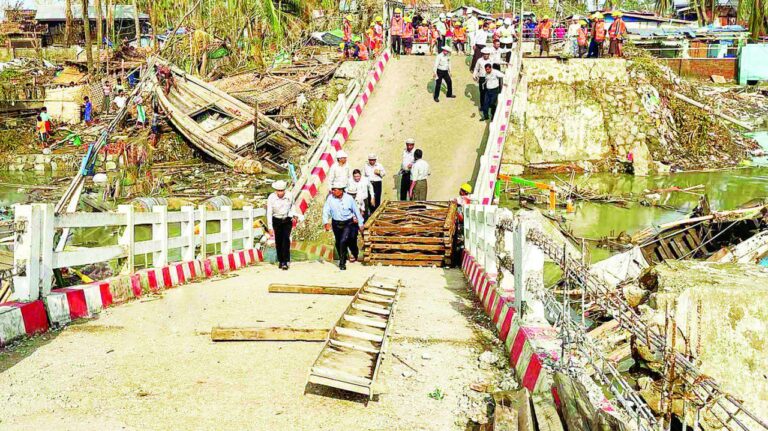 စစ်တွေ-ပလ္လင်ပြင်ကားလမ်းပေါ်ရှိ “မိုခါ”မုန်တိုင်းဒဏ်ကြောင့်ပျက်စီးသွားသည့် သဲချောင်းတံတားအားပြင်ဆင်ရန် ယာယီဘေလီတံတားအစားထိုးတည်ဆောက်နေ