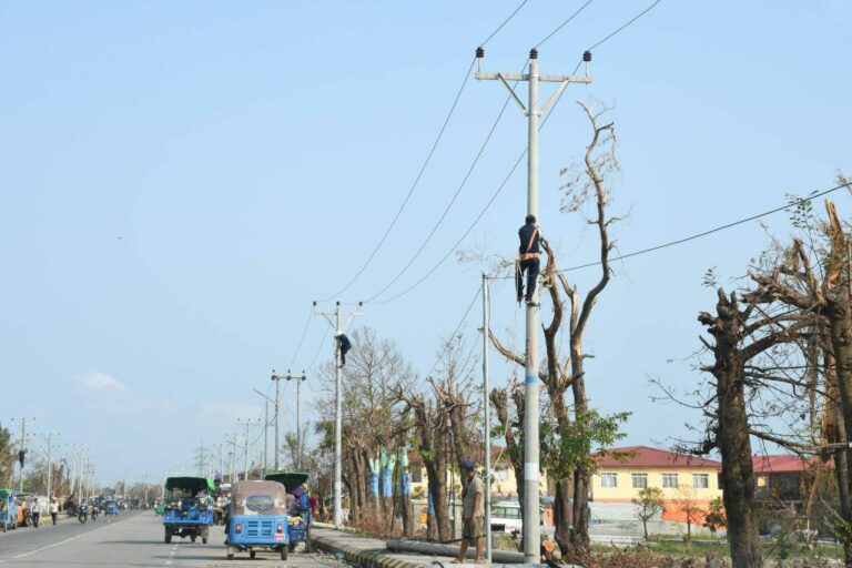 စစ်တွေမြို့တွင် ၅၀၀ ကေဗွီအေ ဒီဇယ်ဓာတ်အားပေးစက်ဖြင့် လမ်းမီးများဖြန့်ဖြူးပေးခဲ့