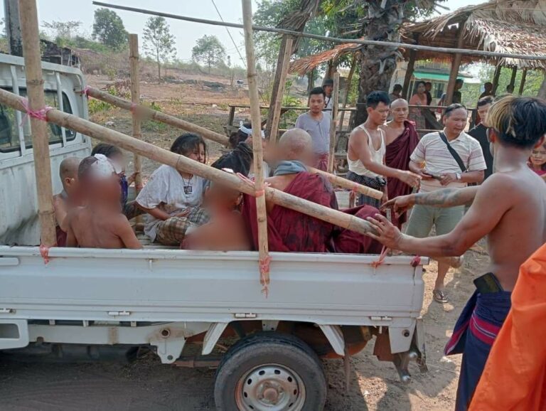 မရမ်းချောင်ဂိတ်အနီးတွင် ကိုရင်လေးများနှင့် ဘုရားဖူးသူများ လိုက်ပါလာသည့် CANTER ယာဉ် အရှိန်မထိန်းနိုင်ဘဲ တိမ်းမှောက်ပြီး (၃၀) ဦးခန့်ဒဏ်ရာရ