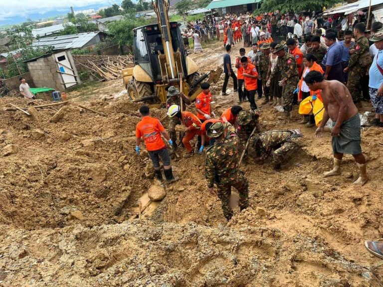 မိုးသည်းထန်စွာရွာသွန်းမှုကြောင့် တဲအိမ်တလုံးပေါ်မြေပြိုကျကာအိပ်နေသည့် လင်မယား ၂ ဦးသေဆုံးခဲ့မှု တာချီလိတ်မြို့တွင်ဖြစ်ပွား