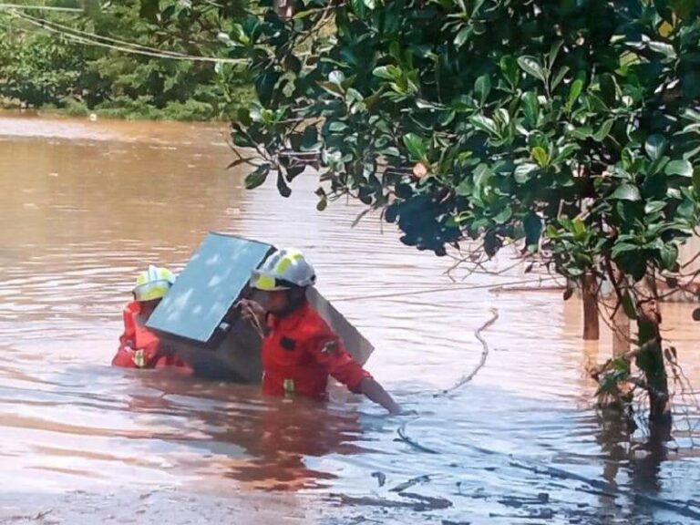 ကလောမြို့နယ်တွင် မိုးသည်းထန်စွာ ရွာသွန်း၍ ရွှေတူးလုပ်သားများနေထိုင်သည့် ယာယီတဲအိမ် (၇၃) လုံးခန့်ရေနစ်မြုပ်