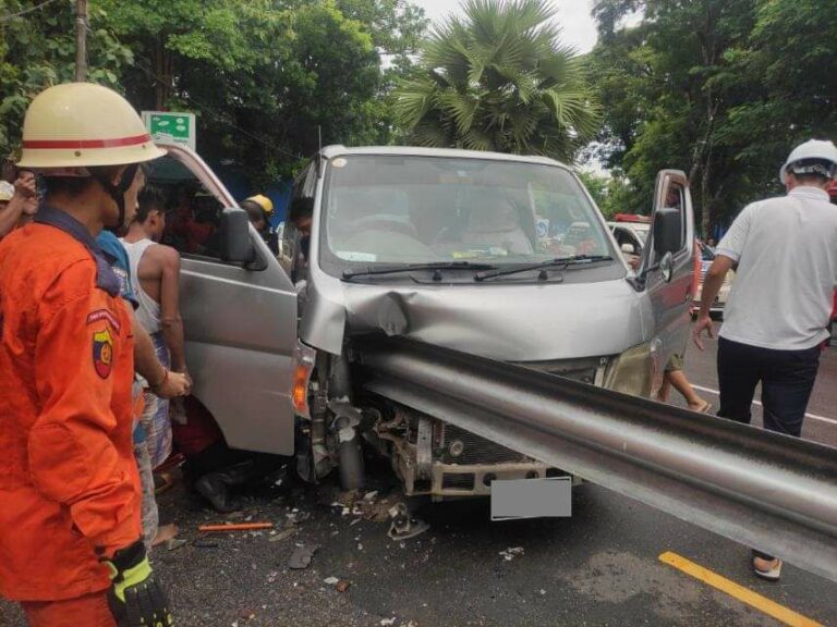 မင်္ဂလာတောင်ညွှန့်မြို့နယ် ကန်ပတ်လမ်း၌ Nissan Caravan ကား လမ်းဘေးရှိသံဘောင်များအားဝင်တိုက် ကားမောင်းသူဒဏ်ရာရ