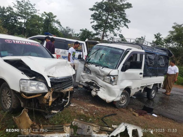 ကျောက်မဲမြို့တွင် Crown ကားနှင့် Hijet ကား နှစ်စီး မျက်နှာချင်းဆိုင်တိုက်မိပြီး လူ ၅ ဦးဒဏ်ရာရ