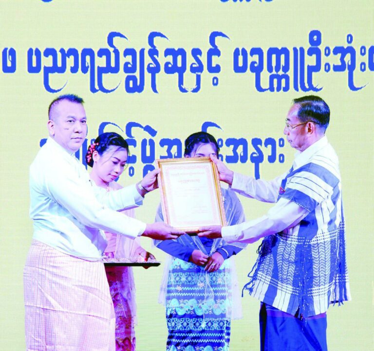 ပခုက္ကူစာပေ တစ်သက်တာဆုရ ဆရာမကြီး (၂)ဦးနှင့် အခြား ဆုရသူများအား နေပြည်တော်တွင် ဆုချီးမြှင့်