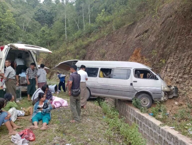 Hiace ကားဘရိတ်ပေါက်ပြီး တောင်ကမ်းပါးရံဝင်တိုက်မိ၍ ယာဉ်ပေါ်ပါ (၁၉) ဦးလုံး ဒဏ်ရာရခဲ့မှု ကျိုင်းတုံမြို့နယ်တွင်ဖြစ်ပွား