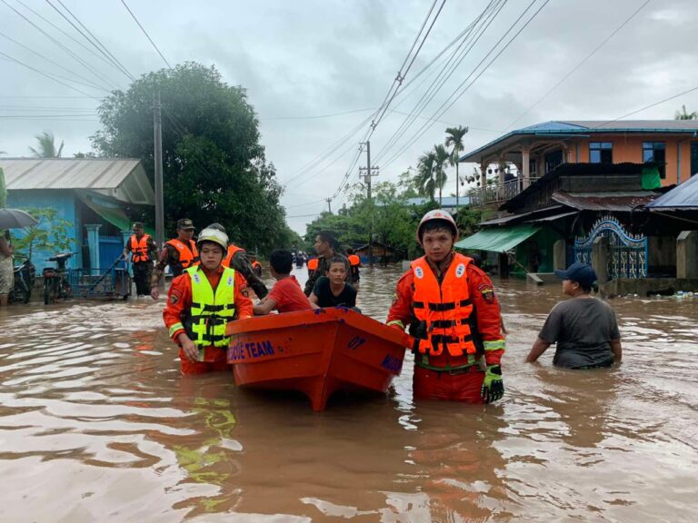 မိုးသည်းထန်စွာရွာသွန်းမှုကြောင့် မော်လမြိုင်မြို့ရှိ နေအိမ်များအတွင်း ရေဝင်ရောက်မှုများ ဖြစ်ပေါ်နေ