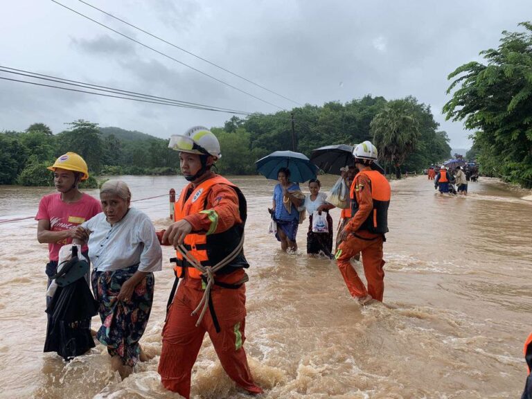 မိုးသည်းထန်စွာရွာသွန်းမှုကြောင့် မွန်ပြည်နယ်အတွင်း မြို့နယ်အချို့ရှိ ကားလမ်းမများပေါ် ရေကျော်နေ