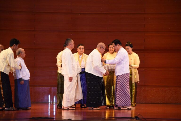 သက်ကြီးပညာရှင်ဂုဏ်ပြုဆုရရှိသည့် ဦးမိုးဒီ အပါအဝင် ဟာသပညာရှင် (၁၀) ဦးအား ဂုဏ်ပြုဆုတံဆိပ်များ ပေးအပ်ချီးမြှင့်